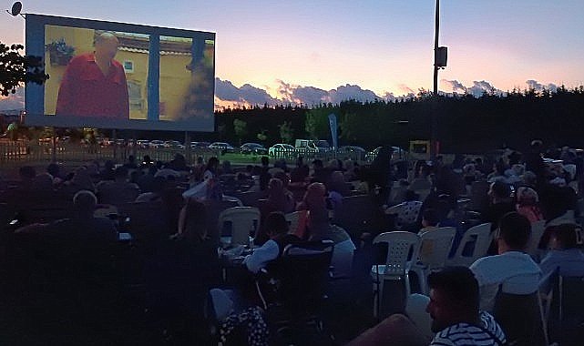 Kartepe Belediyesi tarafından geleneksel hale getirilen “Yazlık Sinema Günleri