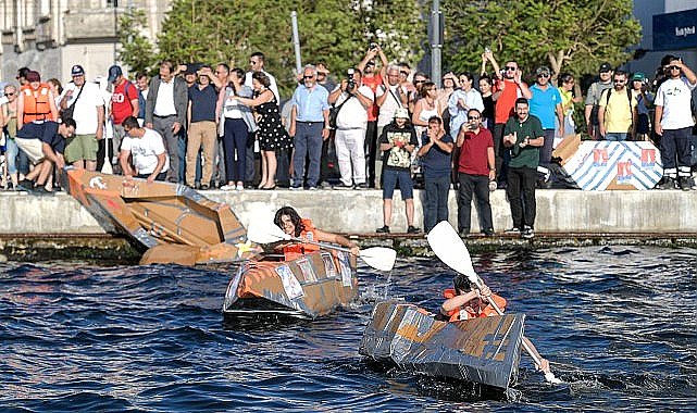Karton tekneler İzmir Körfezi'nde kıyasıya yarıştı