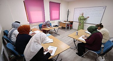 Konak'ta okuma yazma sevgisinin yaşı yok