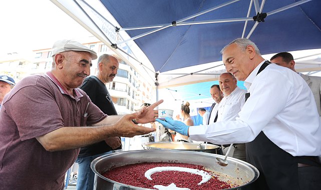 Küçükçekmece Belediyesi'nden aşure ikramı