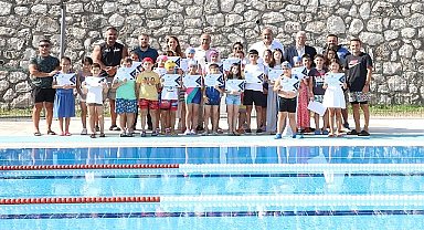 Mudanya Belediyesi tarafından düzenlenen yüzme kursları 1. Dönemi başarıyla tamamlandı. Yaklaşık 250 minik yüzücü düzenlenen törenle sertifikalarını aldı