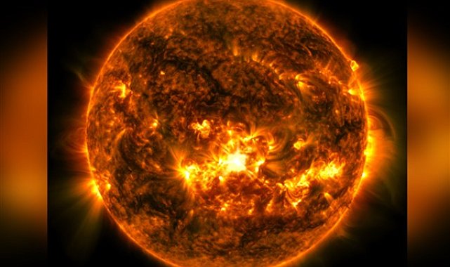 NASA: Güneş, güçlü bir patlama yaydı