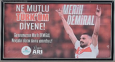 Nevşehir Belediye Başkanı Rasim Arı, bozkurt işareti yaptığı gerekçesiyle 2 maç men cezası alan Merih Demiral'a şehrin dört bir tarafına astırdığı billboardlarla destek verdi