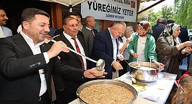 Nevşehir Belediye Başkanı Rasim Arı, Görmeyenler Kültür ve Birleşme Derneği (GÖR-BİR) tarafından düzenlenen aşure dağıtım programına katıldı