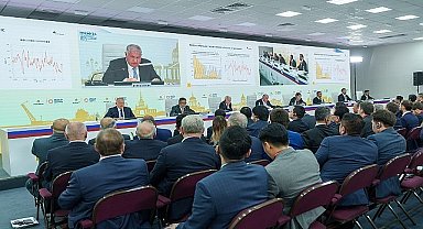 Rosneft CEO'su küresel ihtiyaçları karşılamak için dengeli bir enerji geçişini destekliyor