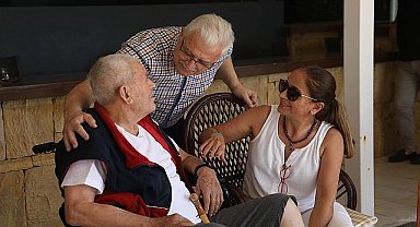 Sahil Huzurevi Yaşlı Bakım Merkezi'ni ziyaret eden Belediye Başkanı Ali Kemal Deveciler, huzurevi sakinleriyle sohbet etti onlara moral verdi