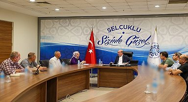 Selçuklu Belediye Başkanı Ahmet Pekyatırmacı, mahalle muhtarlarıyla bir araya gelerek Selçuklu'nun hizmet kalitesinin artırılması adına istişarelerde bulunuyor.