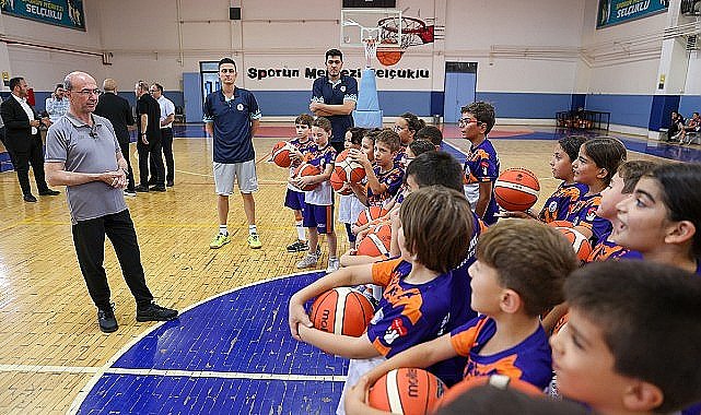 Selçuklu Belediye Başkanı Ahmet Pekyatırmacı, Selçuklu Belediyesi Yaz Spor Okulları'nda farklı branşlarda eğitim alan spor okulu öğrencilerini ziyaret etti