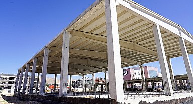 Selçuklu Belediyesi tarafından Konya Spor Lisesi'ne kazandırılacak olan ve Konyasporlu futbolcu merhum Ahmet Çalık'ın isminin yaşatılacağı kapalı spor salonunun yapımı devam ediyor