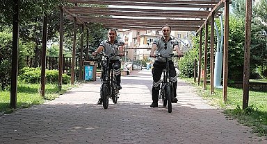 Sivas'ta park-bahçe ve mesire alanlarının güvenliğini sağlayan Belediye bünyesindeki güvenlikçiler, görevlerini artık elektrikli bisiklet ve scooterlar ile yapıyor