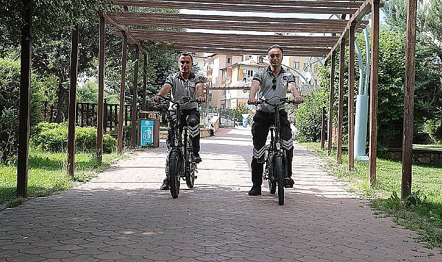 Sivas'ta park-bahçe ve mesire alanlarının güvenliğini sağlayan Belediye bünyesindeki güvenlikçiler, görevlerini artık elektrikli bisiklet ve scooterlar ile yapıyor