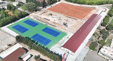 Tenis Merkezi'nde balon kortlar boyandı