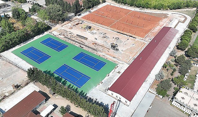Tenis Merkezi'nde balon kortlar boyandı