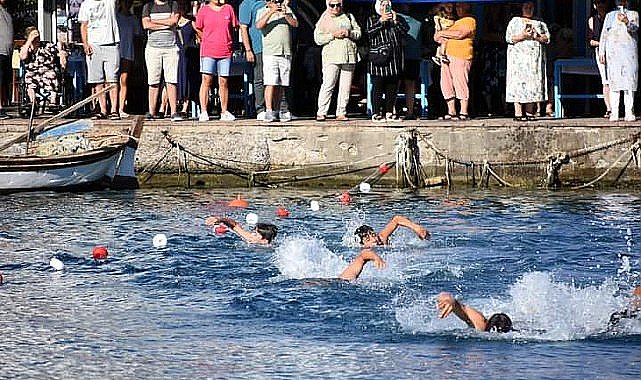 Törenler Foça Cumhuriyet Meydanında gerçekleşen Çelenk Sunumu ile başladı