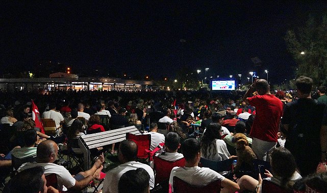 Türkiye-Hollanda maçı İzmir'de kurulan ekranlarda izlendi