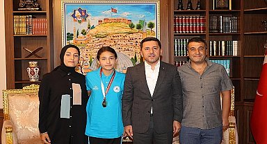U-11 Kadınlar Güreş Türkiye Şampiyonası'nda 54 Kg'da Türkiye Şampiyonu olan Buğlem Kılıç, Nevşehir Belediye Başkanı Rasim Arı'yı ziyaret etti