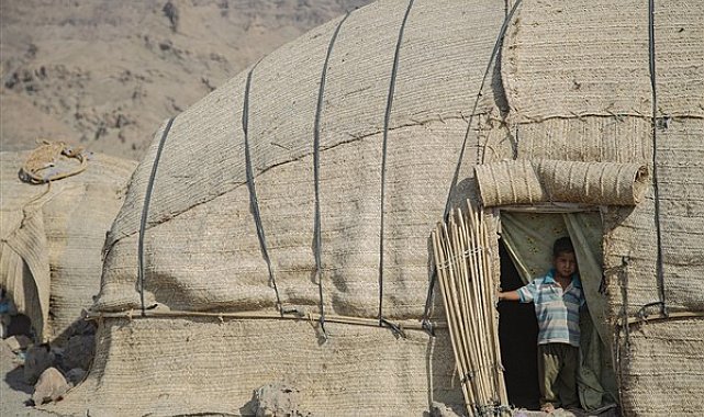 UNRWA: Gazze'de insanlar, aşırı kalabalık barınaklar ile hasarlı binaların yanında yaşıyor