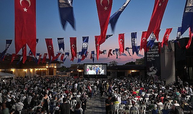 Üsküdar Belediyesi ev sahipliğinde açık alanlarda yapılan geleneksel sinema günlerinin ilki “Neşeli Günler