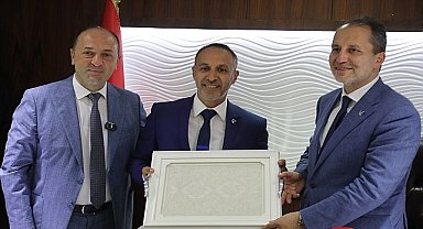 Yeniden Refah Partisi Genel Başkanı Dr. Fatih Erbakan, Geyve Belediye Başkanı Selçuk Yıldız'ı makamında ziyaret etti