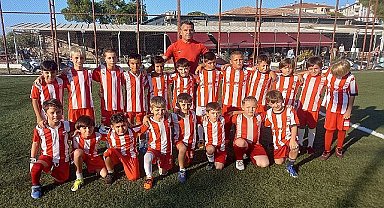 30 Ağustos Atatürk Kupası Futbol Turnuvası Sarı Zeybek Spor ve Sosyal Tesisleri'nde Ayvalık Belediye Başkanı Mesut Ergin'in başlama vuruşuyla gerçekleşti.