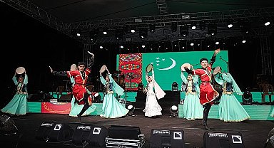 6. Uluslararası Karaman Türk Dünyası Şöleni'nde, Türk dünyası topluluklarının dans gösterisi ve Merve Özbey konseri Karamanlılara muhteşem bir gece yaşattı