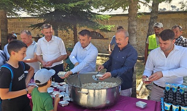 Afyonkarahisar'da cuma namazı sonrası vatandaşlara pilav dağıtıldı