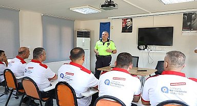 Antalya Büyükşehir'den toplu taşıma sürücülerine trafik eğitimi