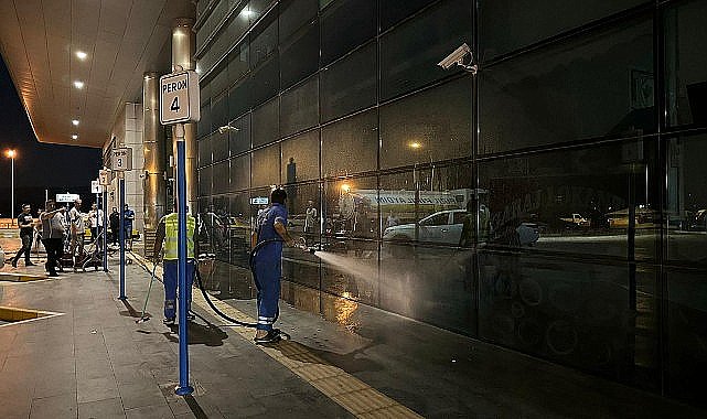 Aydın Büyükşehir Belediyesi, Aydın Şehirler Arası Otobüs Terminali'nde gerçekleştirdiği rutin temizlik çalışmalarını sürdürüyor