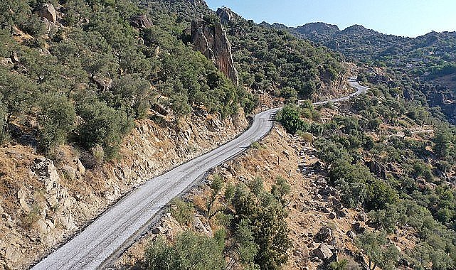 Aydın Büyükşehir Belediyesi, kent genelinde eş zamanlı olarak sürdürülen yol yapım çalışmalarına devam ediyor.