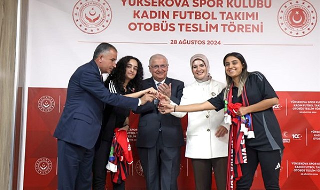 Bakanlar Güler ve Göktaş, Yüksekova Spor Kadın Futbol Takımı ile bir araya geldi