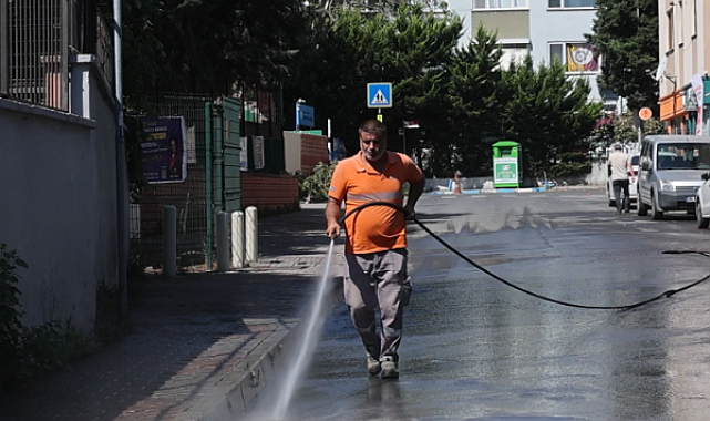 Bakırköy'ün cadde ve sokaklarında temizlik çalışması sürüyor