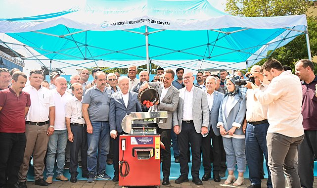 Balıkesir Büyükşehir Belediyesi, Dursunbeyli üreticilere salça makinesi dağıttı