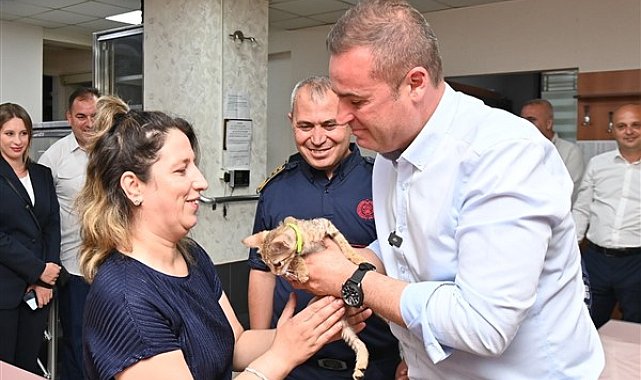 Başkan Akın, tedavisi tamamlanan yavru kedi Biber'i sahibine teslim etti