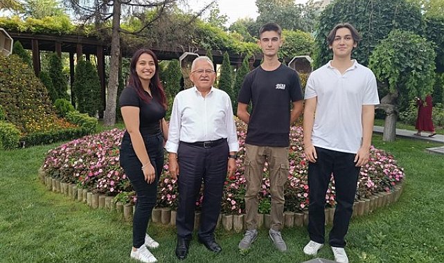 Başkan Büyükkılıç, parkta gençlerle bir araya geldi