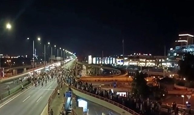 Belgrad'daki protestocular uluslararası otoyolu trafiğe kapattı