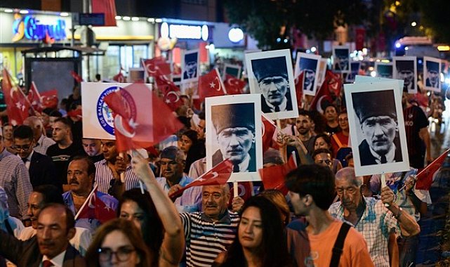 Bornova'da Zafer Bayramı’nın 102. yıl dönümü etkinliklerle kutlandı