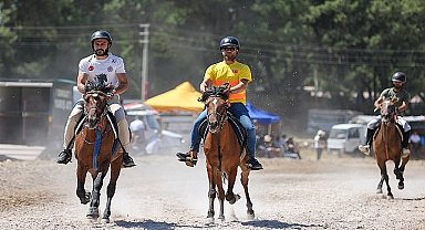 Buca'da Geleneksel Rahvan At Yarışları düzenlendi