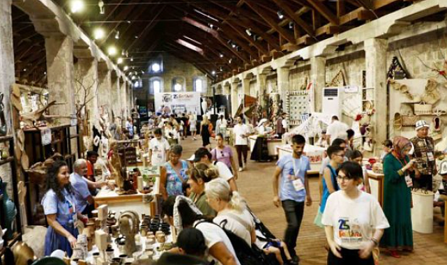 Bursa'da cam ve seramik atölyesinde üretilen ürünler İstanbul'daki festivalde sergilendi