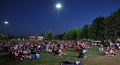 Çankaya Belediyesi, ilçenin farklı noktalarında Açık Hava Sinema Günleri ile Başkentlileri bir araya getiriyor