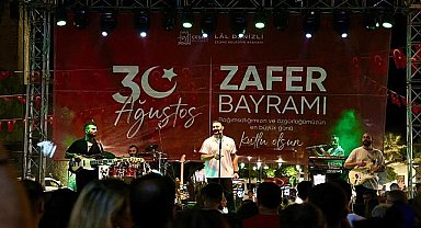 Çeşme'de 30 Ağustos coşkusu Başkan Denizli; “Zaferimizin 102. yılını büyük bir gururla kutladık