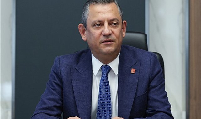 CHP Genel Başkanı Özel, Tayfun Kahraman'ın kızı ve eşi ile bir araya geldi
