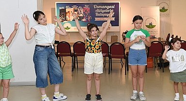  Çocuk drama atölyesinde sertifika heyecanı