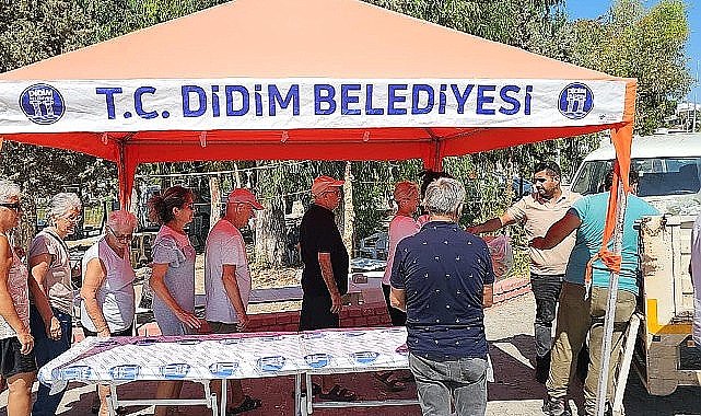 Didim Belediyesi, kendisine ait Akköy Mahallesi'nde yetiştirmiş olduğu ürünleri, vatandaşlara dağıtmaya devam ediyor.