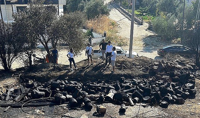 Dün akşam saatlerinde Pelitköy Mahallesi, Grupkent mevkiinde futbol ve basketbol sahalarının bulunduğu alanda çıkan yangın, rüzgarın etkisiyle kısa sürede şiddetini artırarak çevrede endişe yarattı.