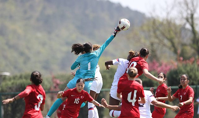 EBB kadın futbol takımının kalecisi Esra Yarım, U17 Milli Takım Kampına davet edildi