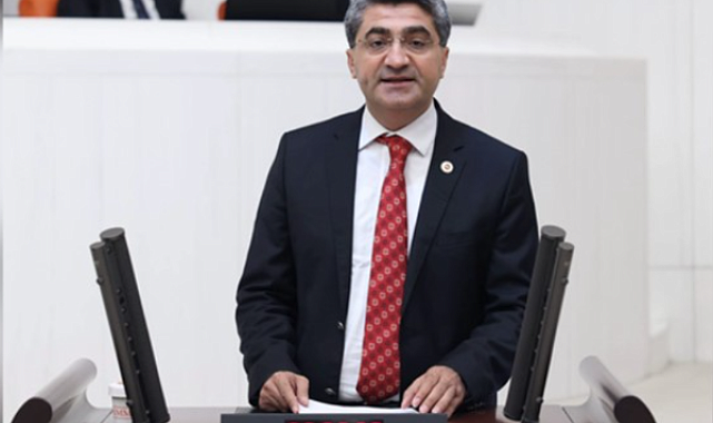Ekmen: Vakıf üniversitelerindeki fahiş ücret artışlarının önlenmesi için düzenleme gerek