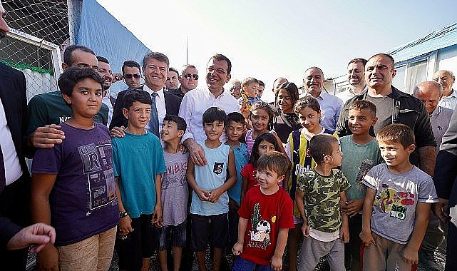 Ekrem İmamoğlu, Adıyaman'da, konteyner kentlerde yaşam mücadelesi veren depremzede ailelerin acılarına ve sofralarına ortak oldu