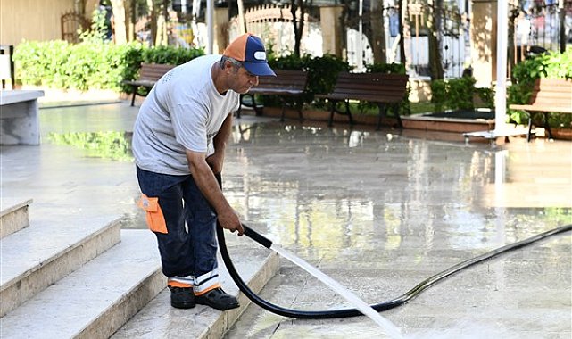 Esenyurt’taki camilerde cuma namazı öncesinde temizlik yapıldı