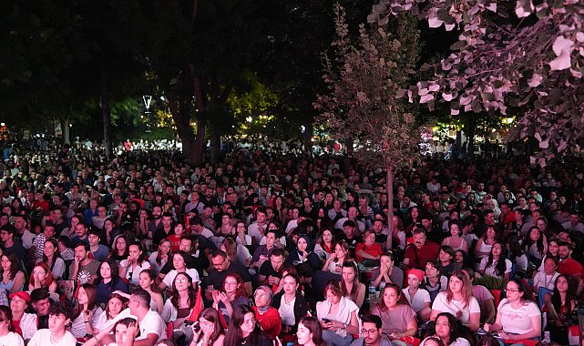 Eskişehir'de Filenin Sultanları'nın maçı dev ekrandan izlendi