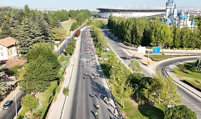 ETi Lifalif 5. Uluslararası Eskişehir Yarı Maratonu ve Spor Festivali yapıldı